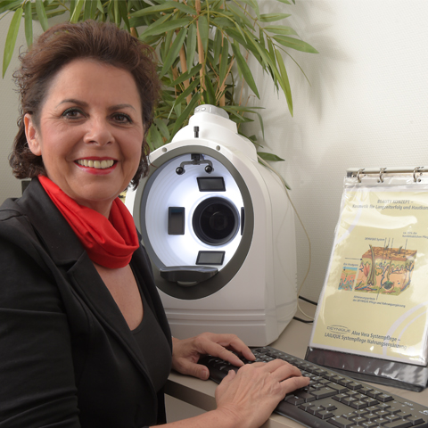 Bettina Bader macht den Hauttest